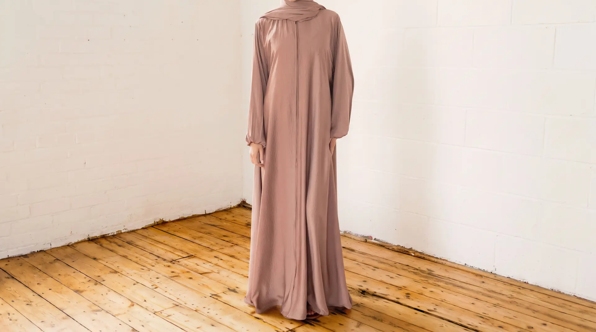 Closed-abayas-for-summer